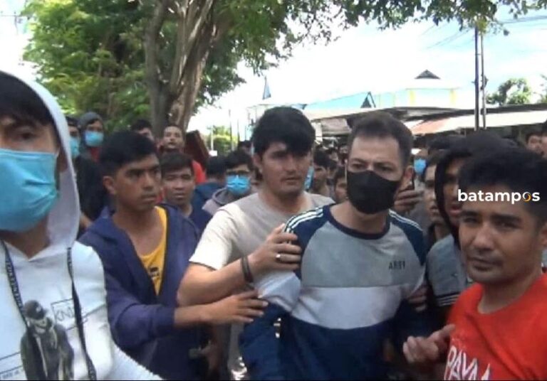 Liputan Demo, Kamera Wartawan Dirusak Pengungsi