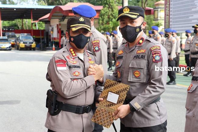 Kapolresta Barelang Berikan Penghargaan Kepada Kapolsek Lubukbaja, Ini Prestasinya…