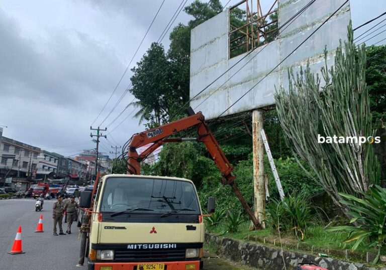 Satpol PP Bongkar 12 Konstruksi Reklame Tak Berizin