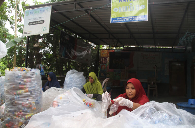 Kelompok Ibu Sukadamai Binaan Kampung Berseri Astra Kelola Bank Sampah