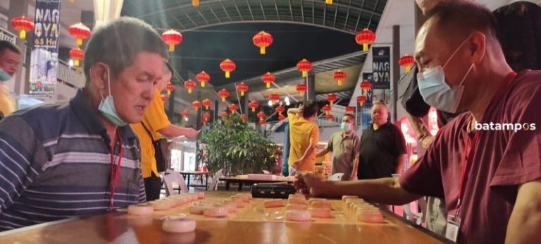 Pertandingan Catur Gajah di Chinatown Imlek Festival