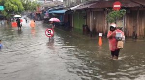 Terendam Banjir, Sejumlah Toko di Jalan Merdeka dan RE Martadinata, Tanjunguban Tutup