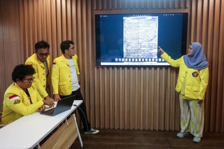 Upaya Sivitas UI Melestarikan Aksara Pegon lewat Aplikasi Pegonizer