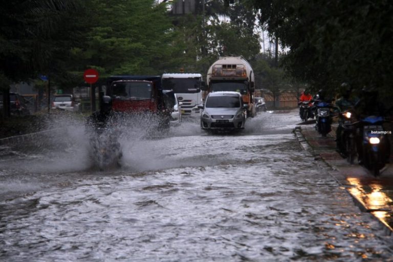 Jalan Duyung Batuampar; Hujan Digenangi Air, Panas Dipenuhi Debu