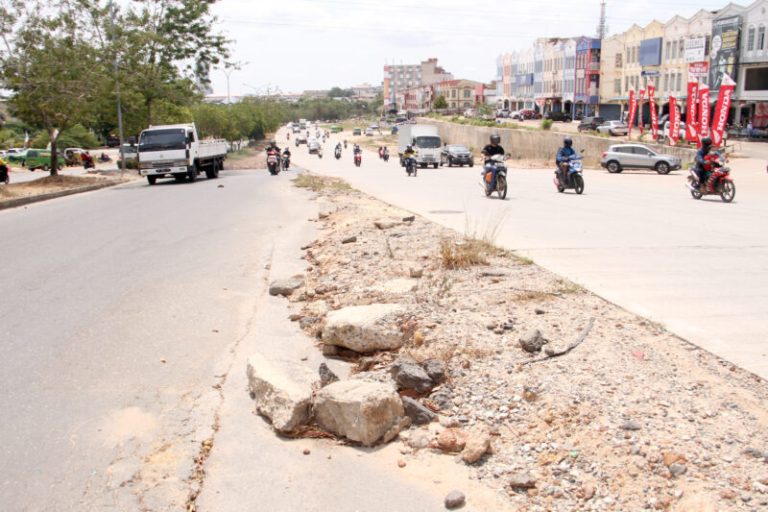 Kondisi Jalan Laksamana Bintan Semakin Memprihatinkan