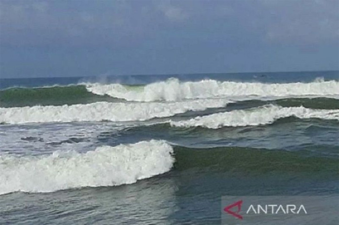 Masyarakat Pesisir Diimbau Waspada Gelombang Tinggi Hingga Enam Meter