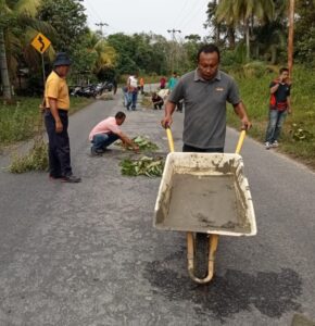 Pengguna Jalan Keluhkan Rusaknya Akses Jalan Antarkecamatan di Pulau Kundur