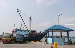 Buruh Pelabuhan di Dompak Minta Izin Bongkar Muat Malam Hari