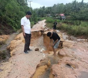 Jalan Utama di Moro Putus, Warga Harus Lewati Jalan Lama