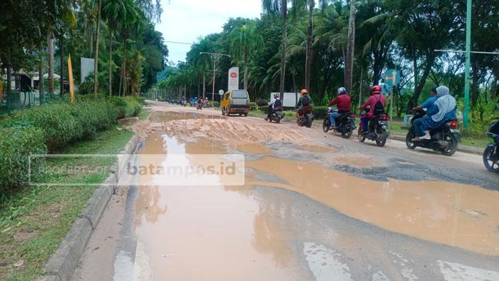 Drainase Mampet, Badan Jalan di Sagulung Rusak Parah 
