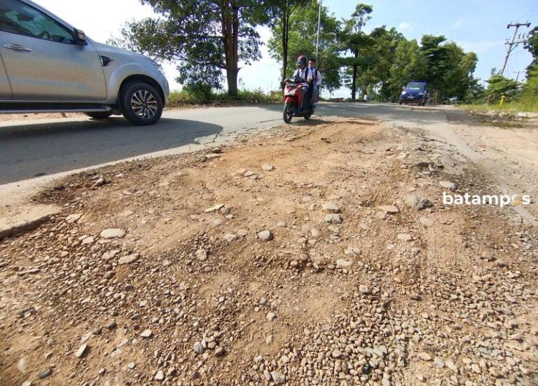 Jalan Berlubang Semakin Banyak di Batuaji dan Sagulung