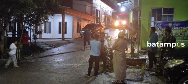 Tangki SPBU Tanjungriau Diduga Bocor, Minyak Meluber ke Parit Warga