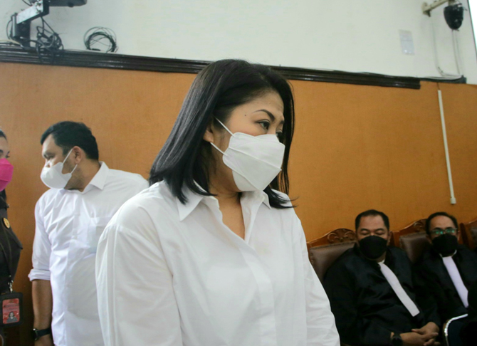 Tepis Tuntutan, Putri Minta Dibebaskan