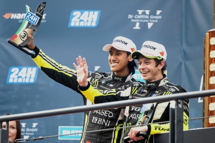Sean Gelael Satu Tim Valentino Rossi, Naik Podium Bareng