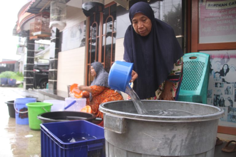 Air Tak Ngalir, Warga Terpaksa Tampung Hujan