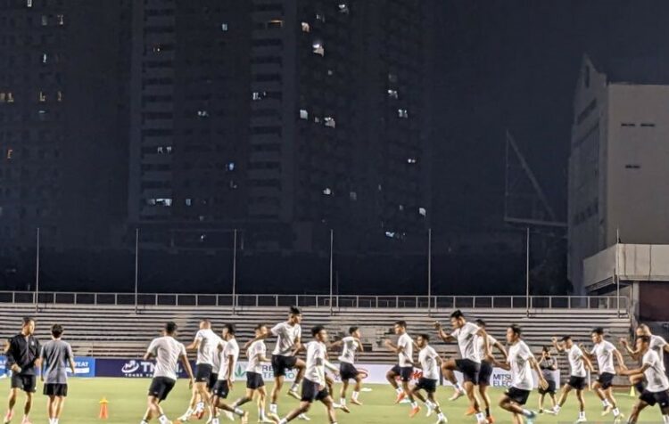Jelang Laga Lawan  Filipina, Latihan Timnas Indonesia Diiringi Lagu Ojo Dibandingke