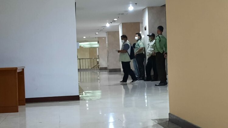 Usai Geledah Gedung DPRD DKI Jakarta, KPK Bawa Tujuh Koper