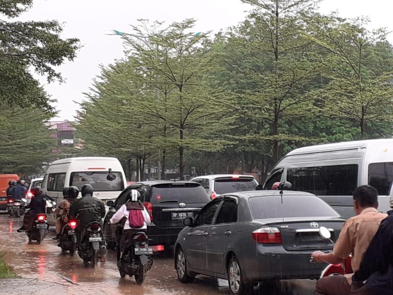 Hindari Jalan Alikenala Batam Kota, Tergenang Air dan Macet