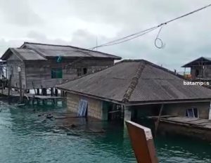 Rumah Panggung di Desa Mapur Roboh dan Tenggelam