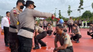 Naik Pangkat, 27 Personel Polres Bintan Disiram Air Kembang