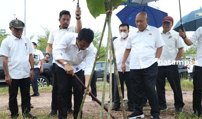Kepala BP Batam Tinjau Pertumbuhan Pohon Kayu Jati Emas