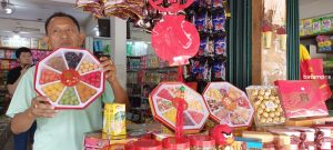 Manisan Buah Beraneka Warna Jadi Sajian Favorit Saat Imlek