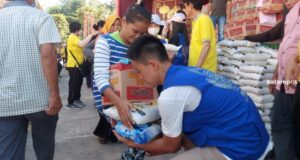 Yayasan Vihara Dharma Shanti Tanjunguban Bagikan 1.000 Paket Sembako, Pemuda Bantu Angkatkan ke Parkiran