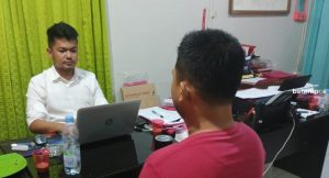 Terekam CCTv, Pencuri Sembunyikan Tabung Gas 3 Kg dalam Mantel