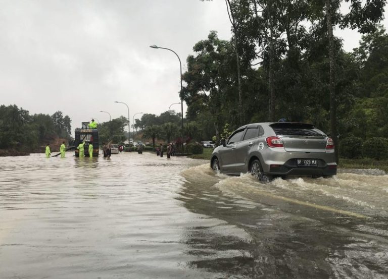 Atasi Banjir, Dirlantas Polda Kepri Turunkan Personil Sedot Genangan Air di Jalan