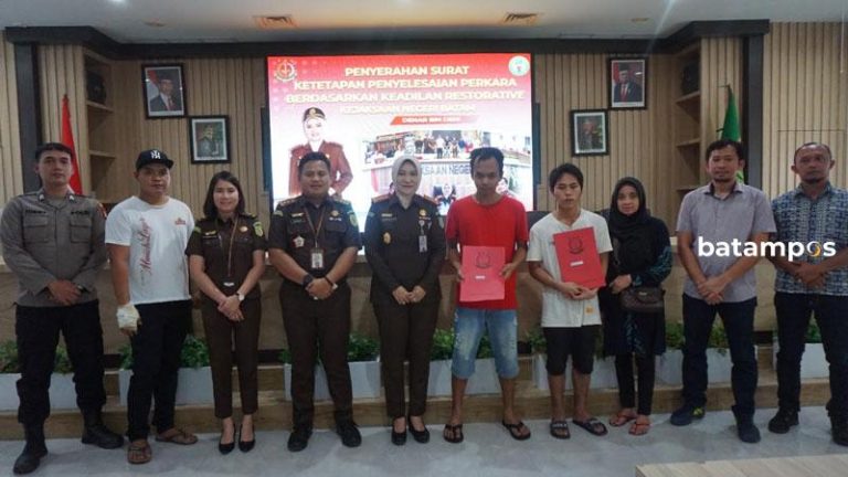 Kejari Batam Bebaskan 2 Tersangka Penadahan dan Penggelapan melalui RJ