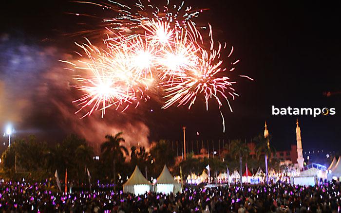 Sambut Tahun Baru 2023, Warga Batam Padati Dataran Engku Putri