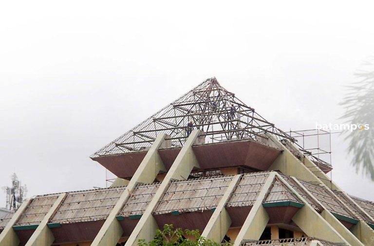 Pembongkaran Atap Limas Masjid Agung Rampung