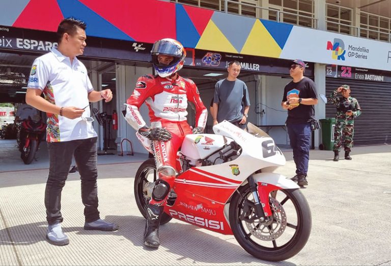 Mario Lahap 30 Lap di Hari Pertama