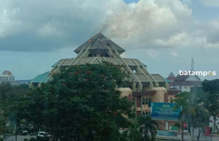 Atap Masjid Agung Batam Selesai Dibongkar, Ini Pekerjaan Berikutnya