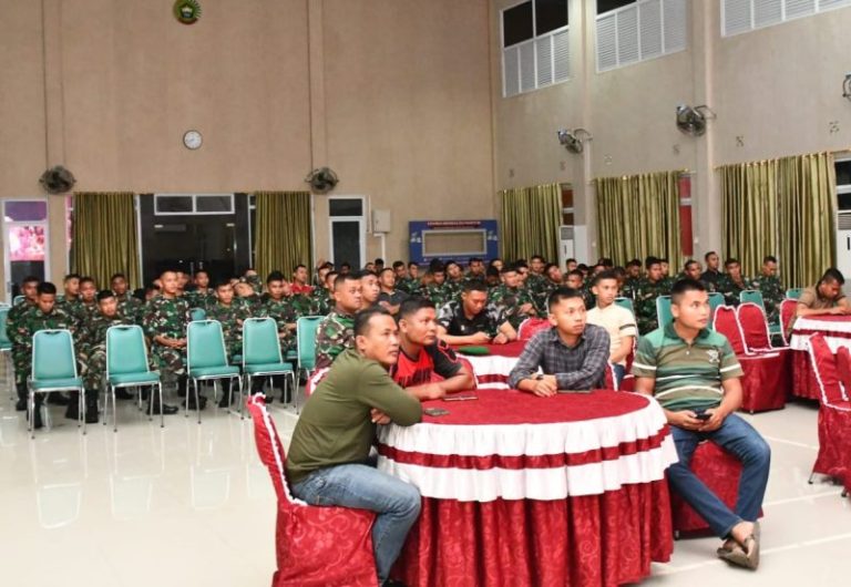 Prajurit Korem 033/WP Nobar Pagelaran Wayang Orang