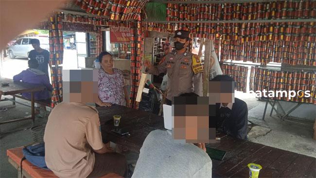 Polisi Bubarkan Pelajar Saat Nongkrong di Jam Belajar