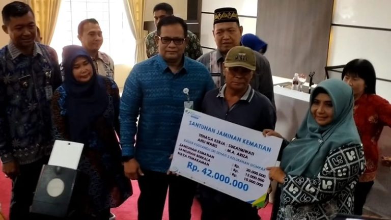 Ahli Waris Kader Posyandu Dompak Terima Santunan Kematian