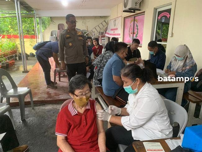 Vaksinasi Dosis Keempat di Polsek Lubukbaja Membludak