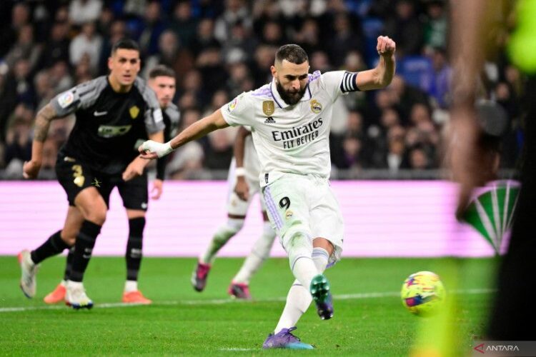 Gasak Elche 4-0, Real Madrid Pangkas Jarak dengan Barcelona