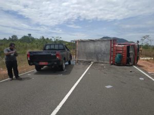 Sopir Hilang Kendali di jalan Tikungan, Truk Dyna Terbalik dan Tabrak Mobil Plat Merah
