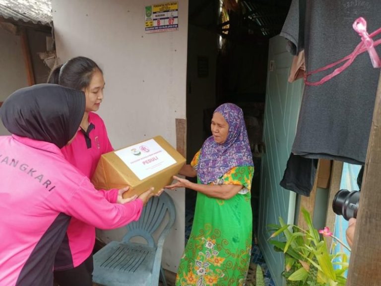 Bhayangkari Polsek Lubukbaja Berbagi dengan Warga dan Panti Jompo