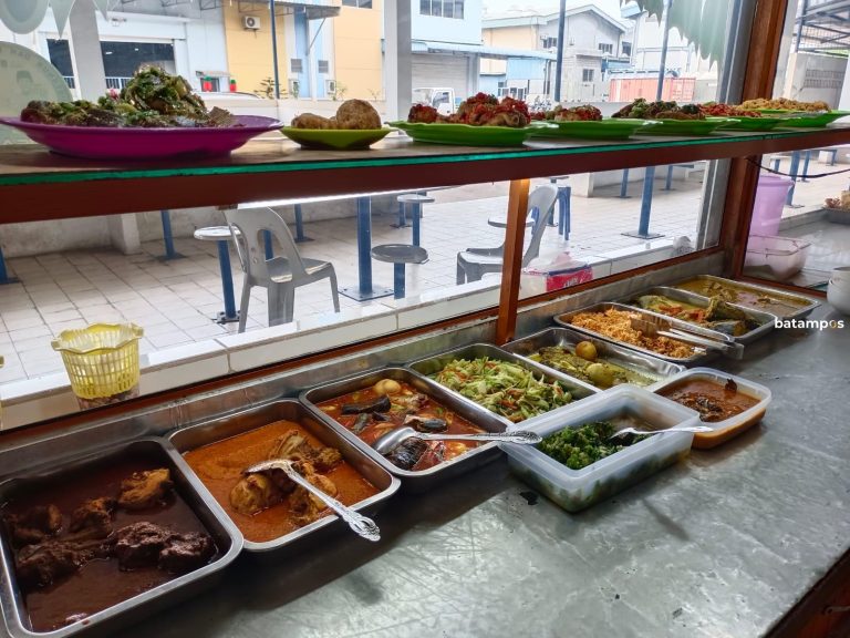 Indra Hidayat, Pemilik Warung Prasmanan Mama Kembar