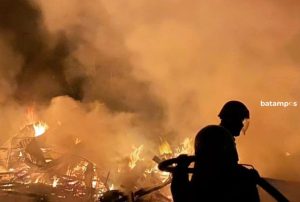 Dua Rumah Karyawan Penampungan Barang Bekas Terbakar