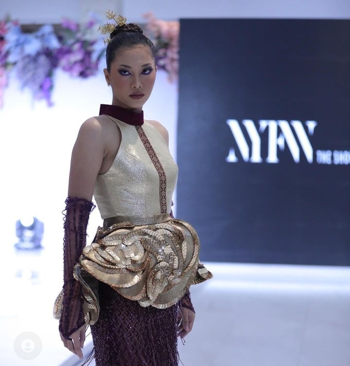 Hengki Kawilarang Gebrak New York Fashion Week 2023 dengan Koleksi Terinspirasi Kerajaan Sriwijaya