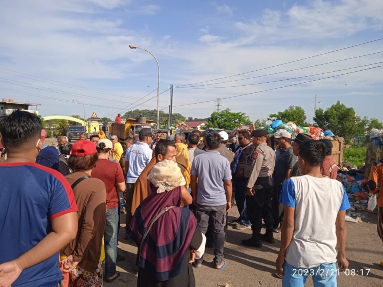 Datangi TPS, Ratusan Warga Sadai Tolak Tempat Sampah di Wilayahnya