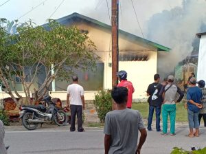 Kebakaran di Parit Benut, 1 Rumah, Satu Mobil dan Dua Motor Hangus