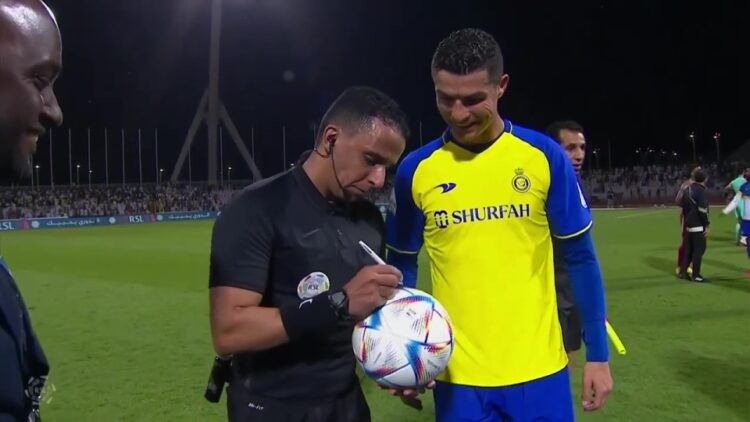 Saat Cristiano Ronaldo Minta Wasit Tanda Tangan