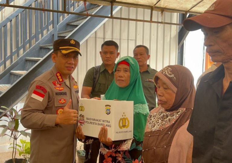 Berbagi kepada Warga TPA dan Pemulung, Kapolresta: Mereka Pahlawan Kebersihan