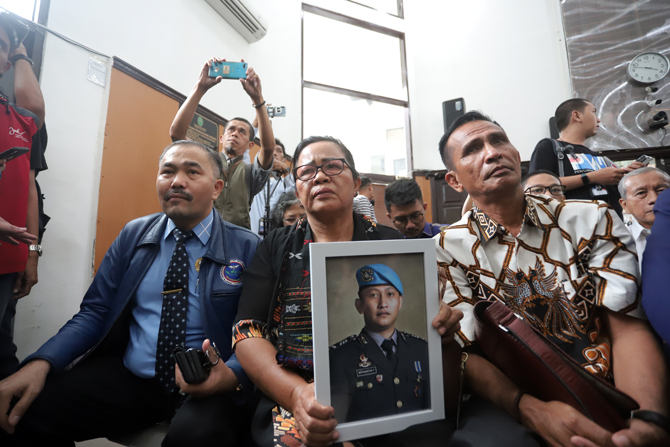 Ibunda Yosua Berharap Richard Divonis Ringan