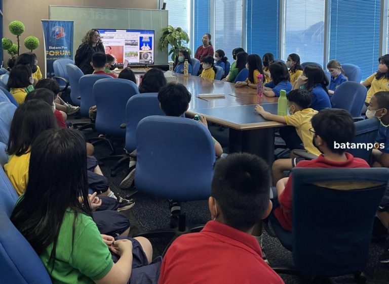 Murid-Murid Sekolah Global Indo-Asia Belajar Tugas Jurnalistik di Dapur Redaksi Batam Pos